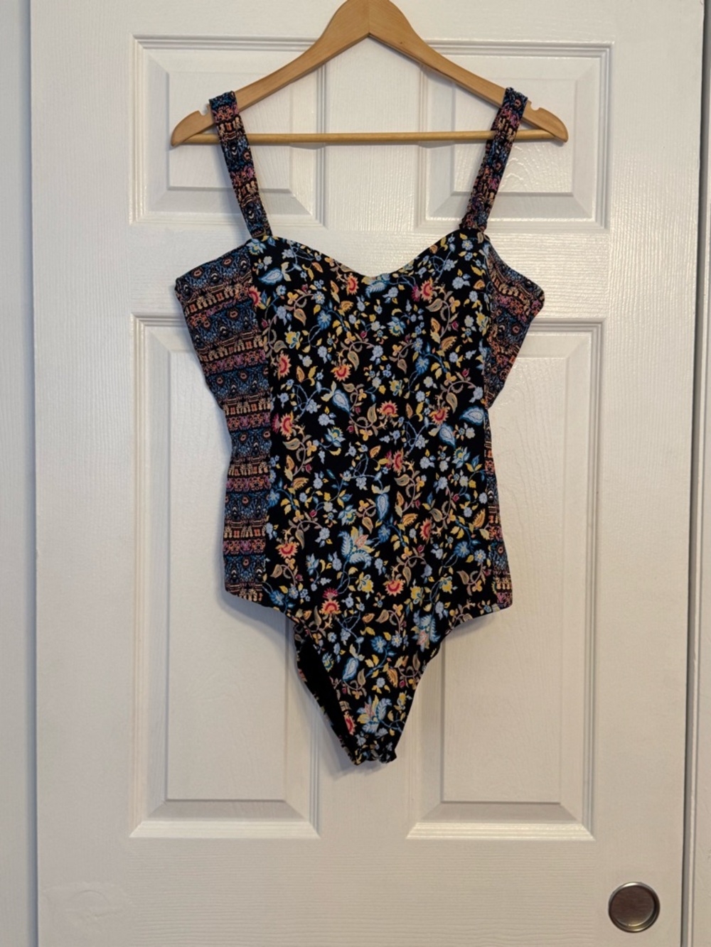 Jantzen Floral Black Multicolor Pattern One-Piece Swimsuit